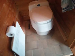 Erotteleva käymälä Separett Villa 12/230V