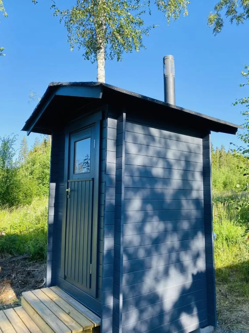 Kompostoiva puucee Ekolet Oiva kompostikäymälällä