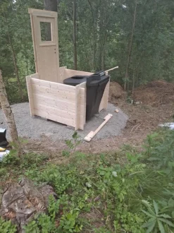 Kompostoiva puucee Ekolet Onni kompostikäymälällä