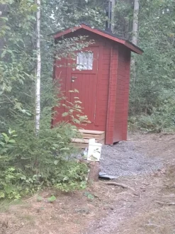 Kompostoiva puucee Ekolet Onni kompostikäymälällä