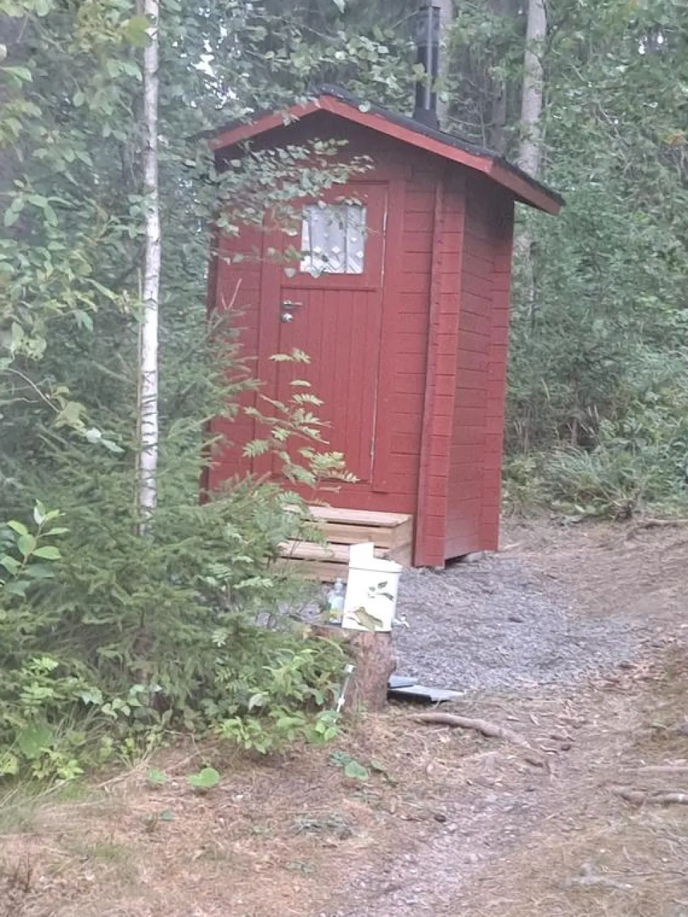 Kompostoiva puucee Ekolet Onni kompostikäymälällä