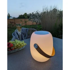 Ladattava pöytävalaisin House Nordic Cardiff, Bluetooth-kaiuttimella, ø18cm, sisä- ja ulkokäyttöön, valkoinen/ruskea