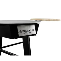 Muurinpohjapannu kaasupolttimella ja sivupöydillä Hörnells Outdoor 60 Setti