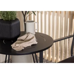 Parvekeryhmä Venture Home, ø60cm beige Bacong-pöytä + 2 mustaa, pinottavaa Copacabana-tuolia