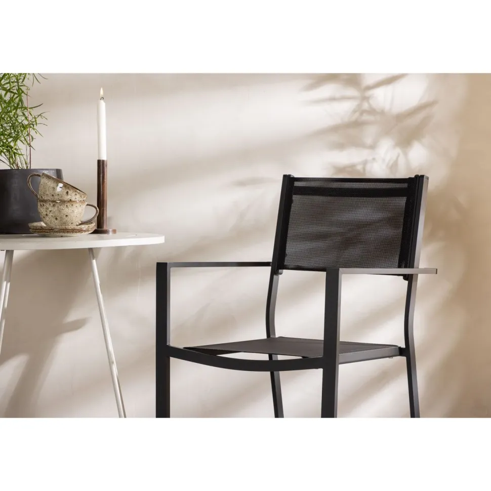 Parvekeryhmä Venture Home, ø60cm beige Bacong-pöytä + 2 mustaa, pinottavaa Copacabana-tuolia