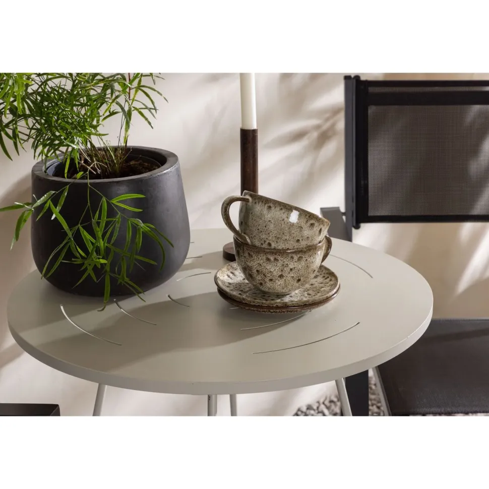 Parvekeryhmä Venture Home, ø60cm beige Bacong-pöytä + 2 mustaa, pinottavaa Copacabana-tuolia