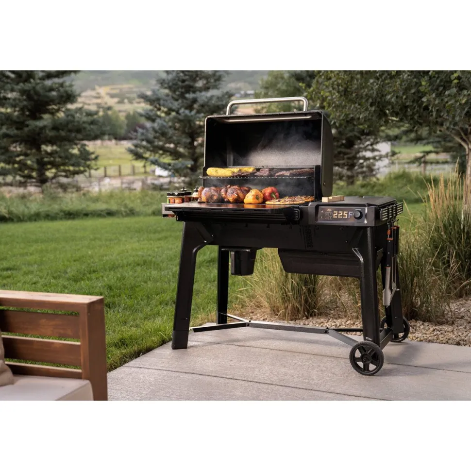 Pellettigrilli Traeger Woodridge, musta